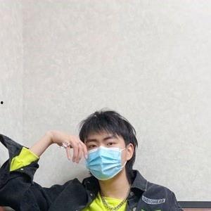 明星刘某廷,揭秘明星刘某廷的璀璨人生