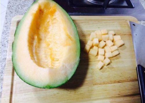 单身美女吃哈密瓜,甜蜜滋味诠释生活新篇章